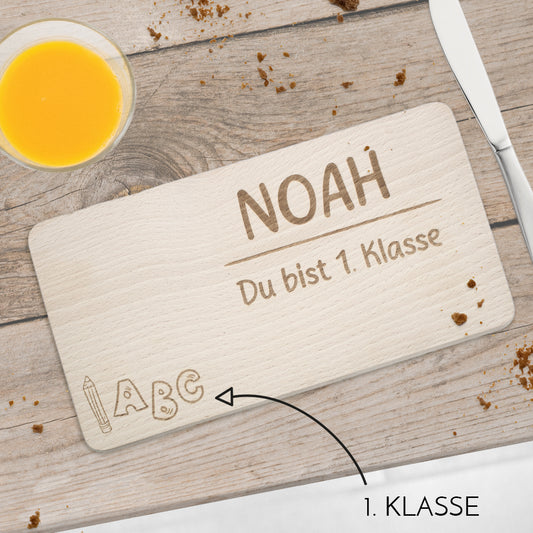 Frühstücksbrettchen aus Holz personalisiert Schulkind mit Wunschname