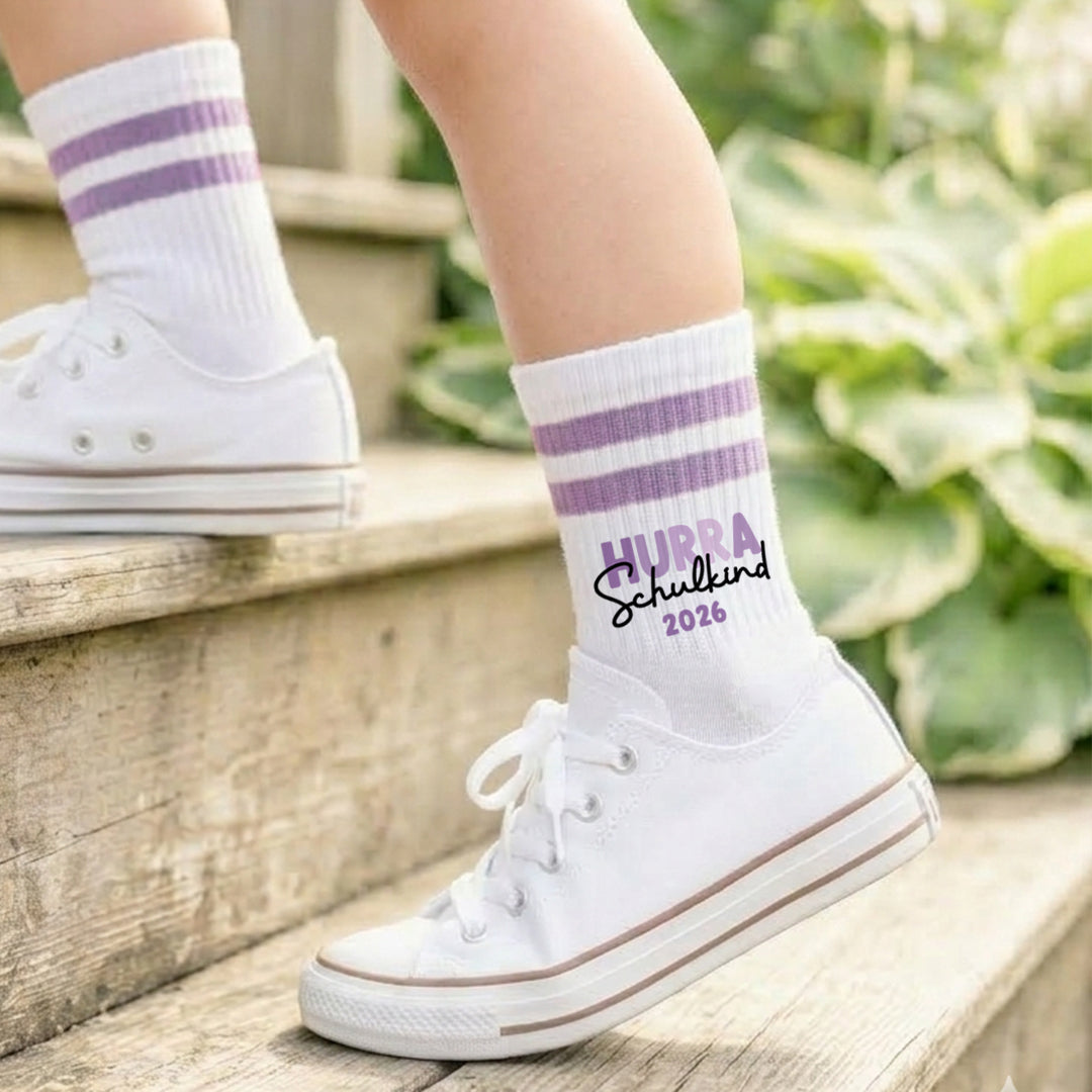 Schulkind Socken beidseitig bedruckt als Geschenk zur Einschulung für Schulkinder Tennissocken - Hurra Schulkind 2026