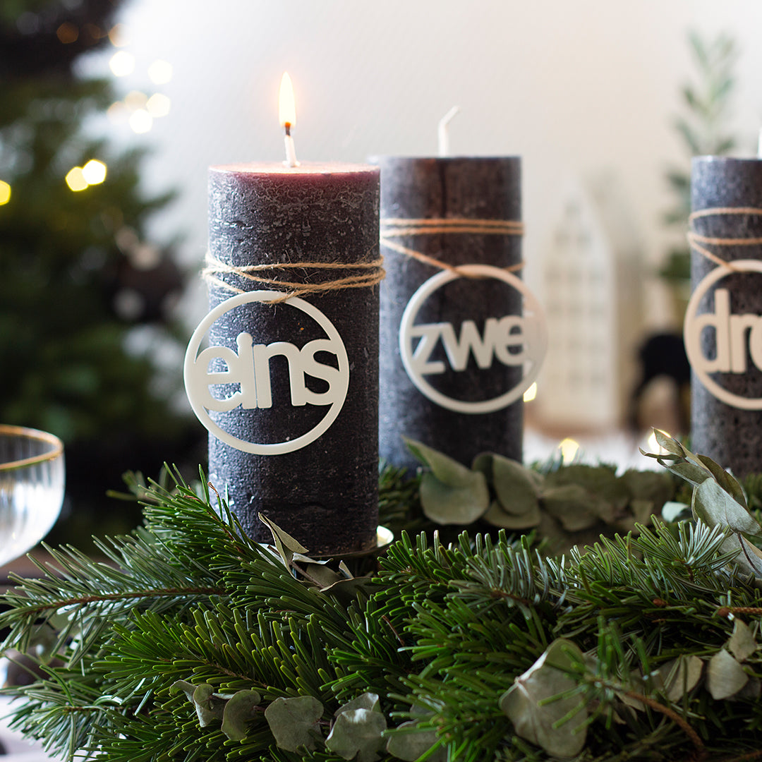 Adventskranz Zahlen Holz Anhänger 1-4 für Kerzen Adventszahlen Schreibmaschine schwarz/weiß