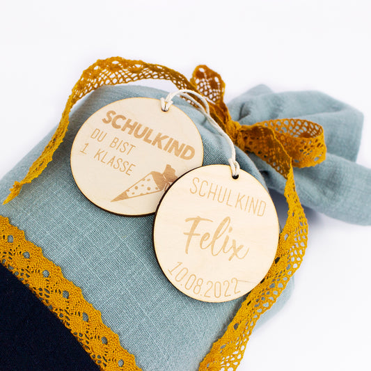 2er Set Anhänger Holz Wunschname und Datum - 1. Klasse