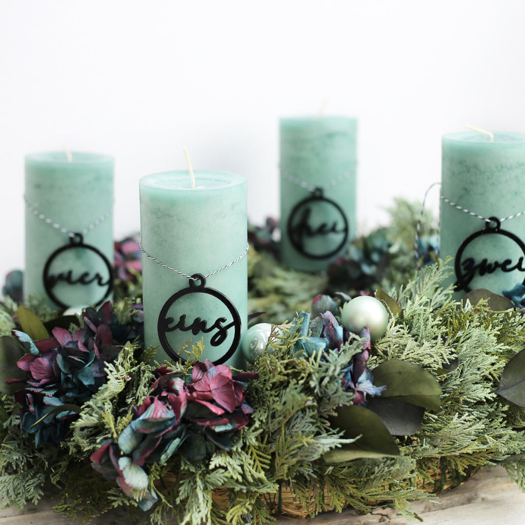 Adventskranz Zahlen Holz Anhänger 1-4 für Kerzen Adventszahlen Schreibschrift schwarz/weiß