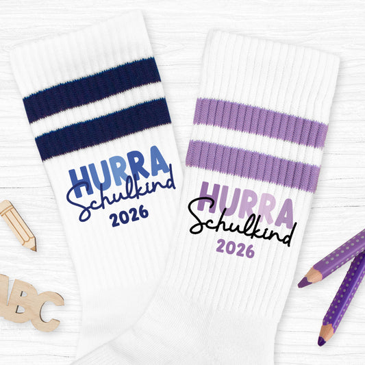 Schulkind Socken beidseitig bedruckt als Geschenk zur Einschulung für Schulkinder Tennissocken - Hurra Schulkind 2026