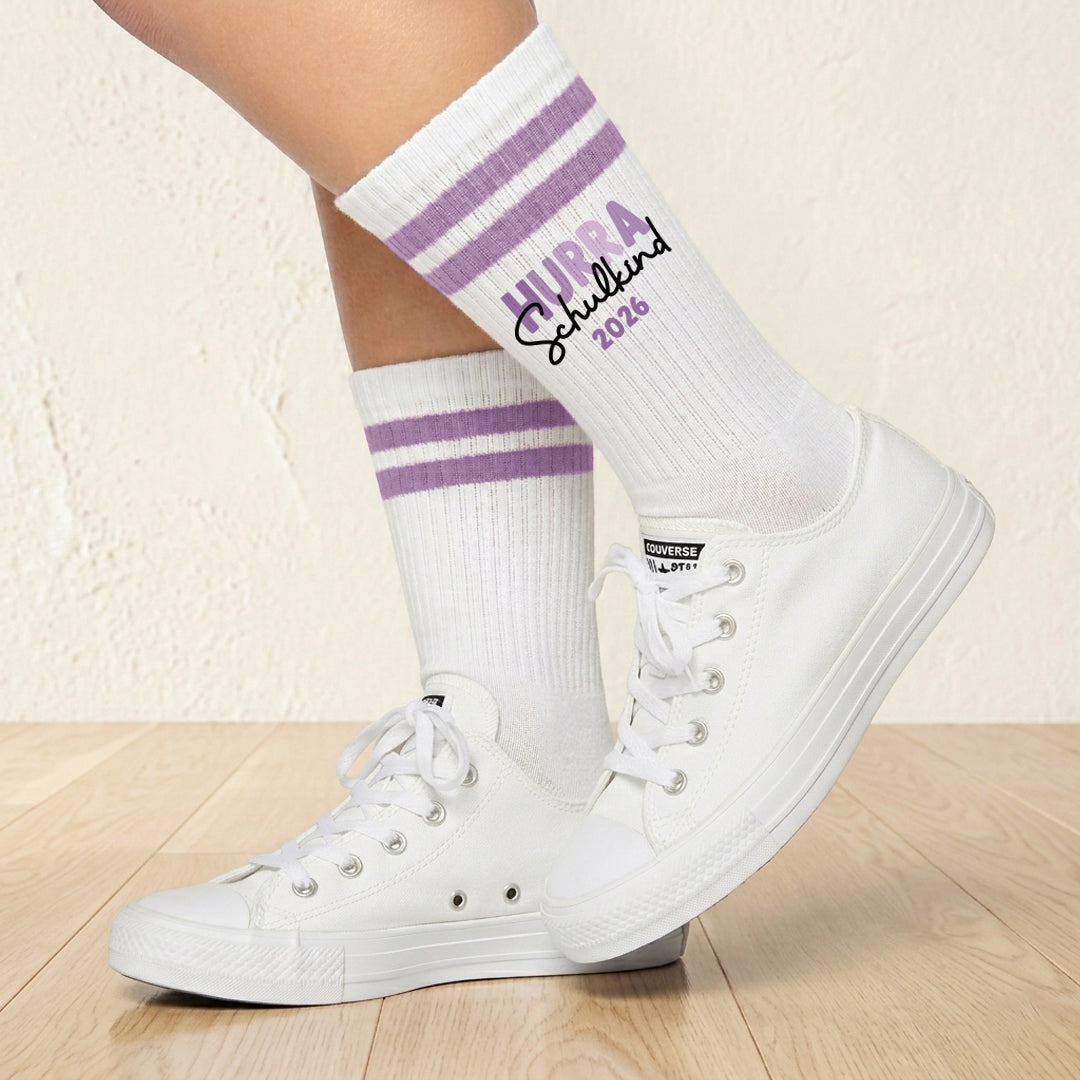 Schulkind Socken beidseitig bedruckt als Geschenk zur Einschulung für Schulkinder Tennissocken - Hurra Schulkind 2026