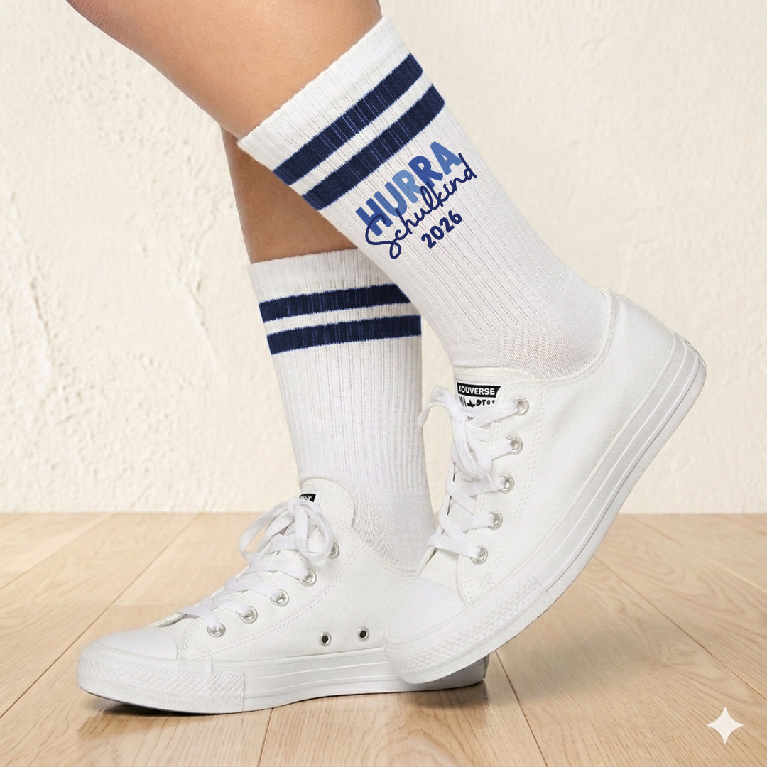 Schulkind Socken beidseitig bedruckt als Geschenk zur Einschulung für Schulkinder Tennissocken - Hurra Schulkind 2026