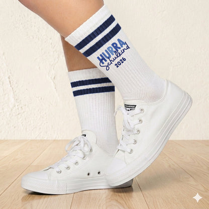 Schulkind Socken beidseitig bedruckt als Geschenk zur Einschulung für Schulkinder Tennissocken - Hurra Schulkind 2026