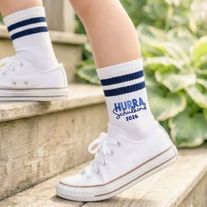 Schulkind Socken beidseitig bedruckt als Geschenk zur Einschulung für Schulkinder Tennissocken - Hurra Schulkind 2026