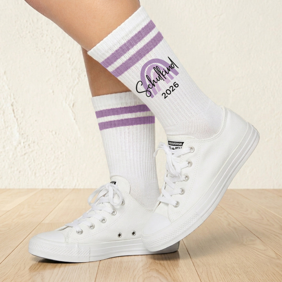 Schulkind Socken beidseitig bedruckt als Geschenk zur Einschulung für Schulkinder Tennissocken - flieder - Schulkind 2026 Regenbogen
