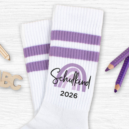 Schulkind Socken beidseitig bedruckt als Geschenk zur Einschulung für Schulkinder Tennissocken - flieder - Schulkind 2026 Regenbogen