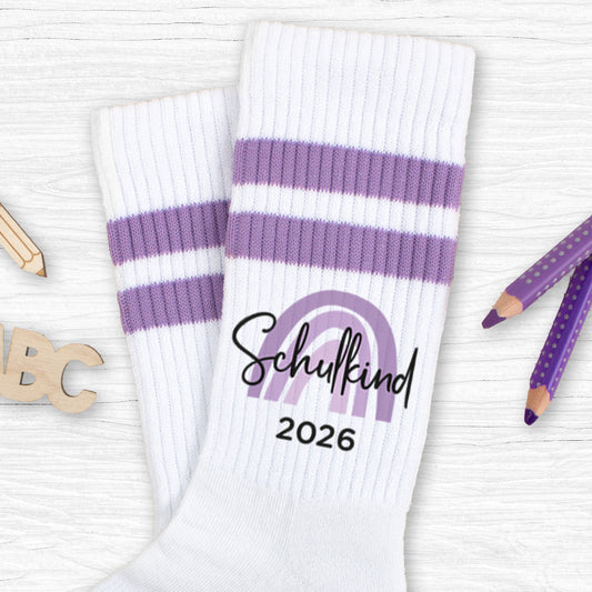 Schulkind Socken beidseitig bedruckt als Geschenk zur Einschulung für Schulkinder Tennissocken - flieder - Schulkind 2026 Regenbogen