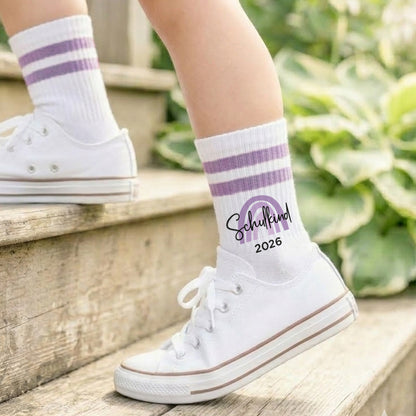Schulkind Socken beidseitig bedruckt als Geschenk zur Einschulung für Schulkinder Tennissocken - flieder - Schulkind 2026 Regenbogen