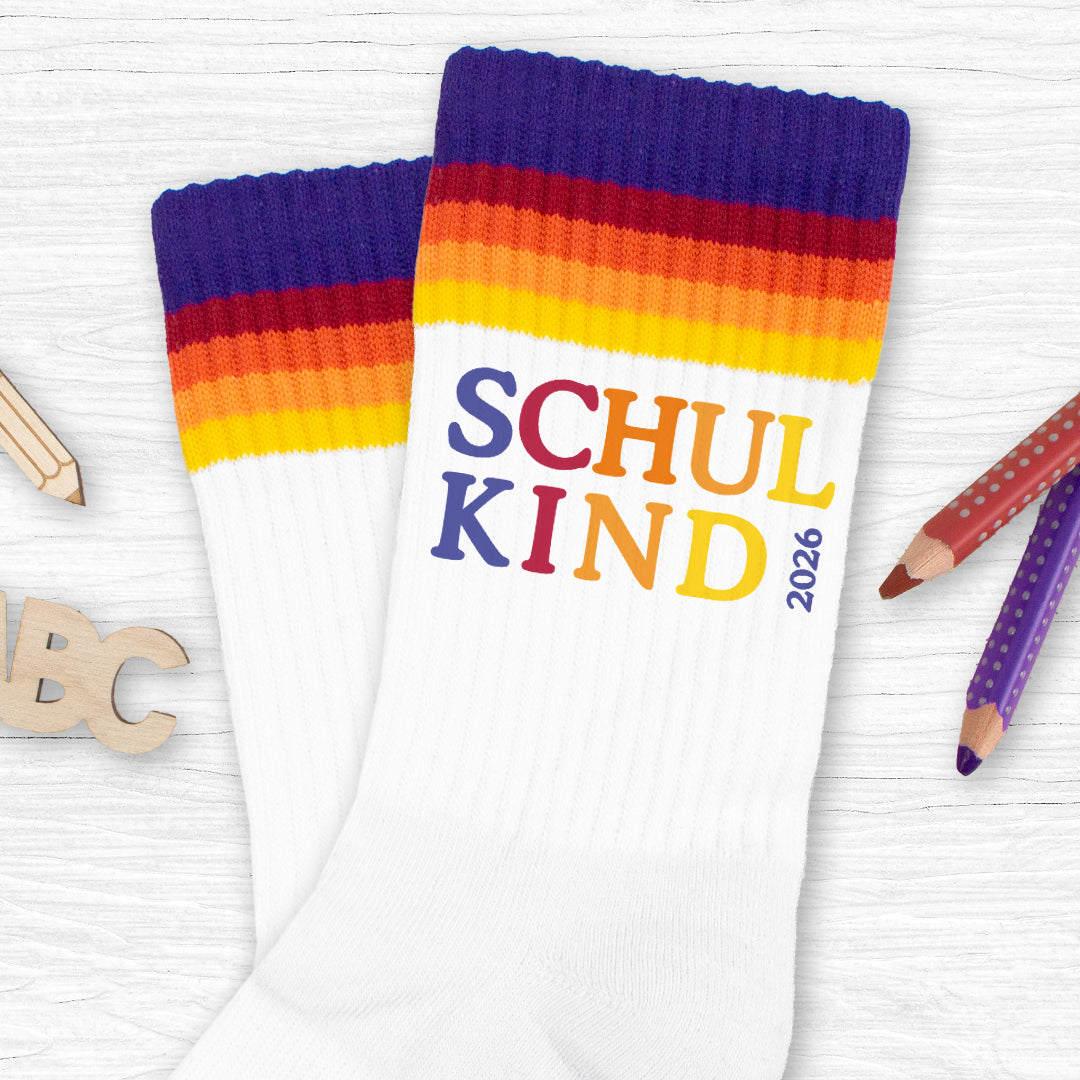 Schulkind Socken beidseitig bedruckt als Geschenk zur Einschulung für Schulkinder Tennissocken - bunt - Schulkind 2026