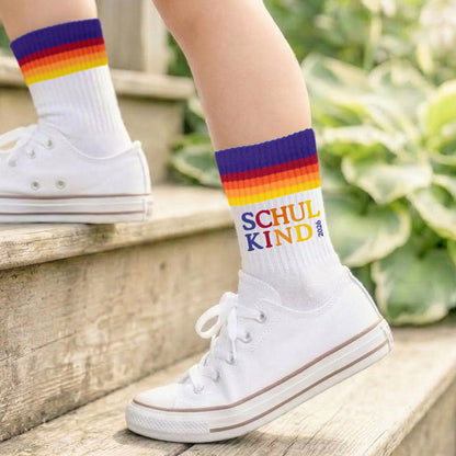 Schulkind Socken beidseitig bedruckt als Geschenk zur Einschulung für Schulkinder Tennissocken - bunt - Schulkind 2026