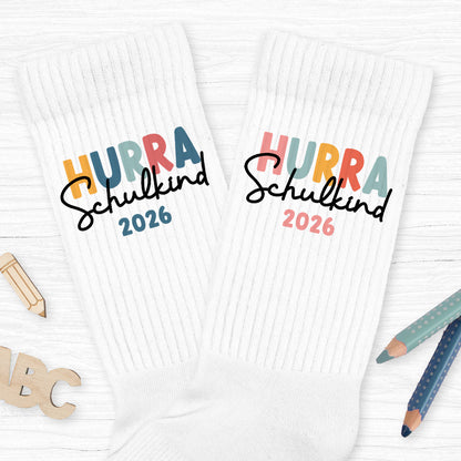 Schulkind Socken beidseitig bedruckt als Geschenk zur Einschulung für Schulkinder Tennissocken - weiß - Hurra Schulkind 2026