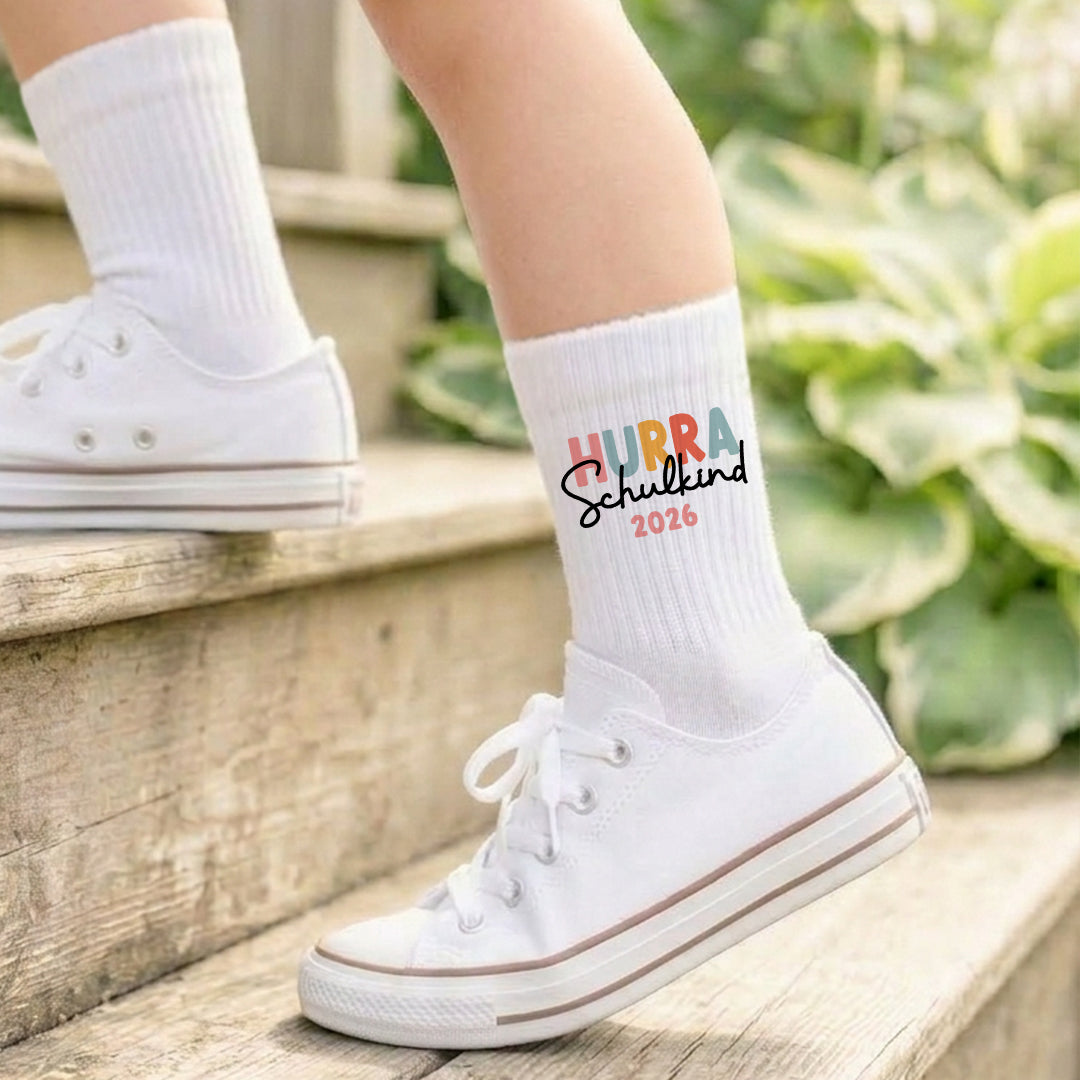 Schulkind Socken beidseitig bedruckt als Geschenk zur Einschulung für Schulkinder Tennissocken - weiß - Hurra Schulkind 2026