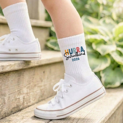 Schulkind Socken beidseitig bedruckt als Geschenk zur Einschulung für Schulkinder Tennissocken - weiß - Hurra Schulkind 2026